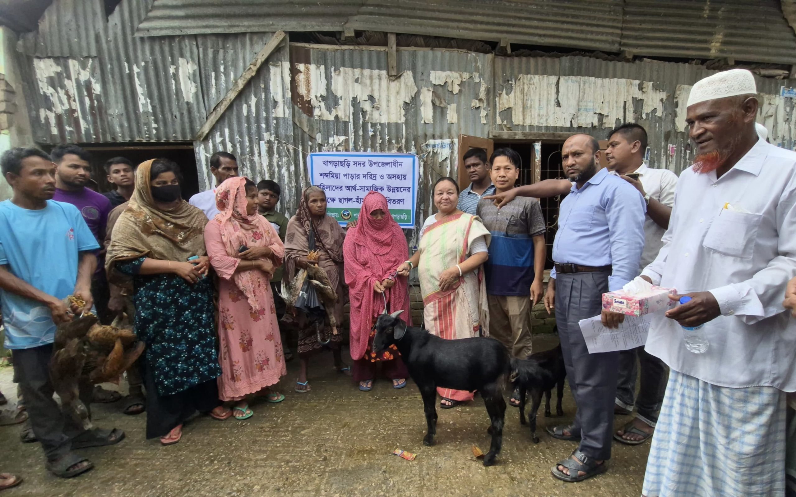 খাগড়াছড়িতে নারীদের আত্মকর্মসংস্থান: জেলা পরিষদের উদ্যোগে ৫০ জনকে ছাগল, হাঁস ও মুরগি প্রদান ।