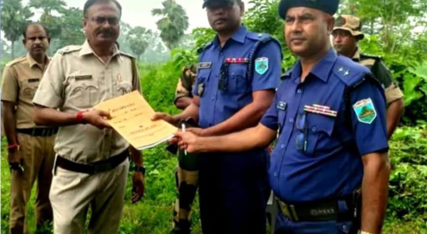 নওগাঁর পত্নীতলা ১৪ বিজিবি ও বিএসএফ পতাকা বৈঠকে ভারতীয় নাগরিকের কীর্তিমাল বর্মনের লাশ বালুরঘাট থানায় হস্তান্তর ।