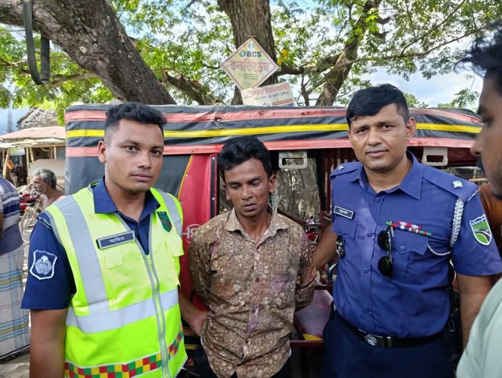 ইজিবাইক ছিনতাই করে পালানোর সময় ঝিনাইদহ হাইওয়ে পুলিশের হাতে কট