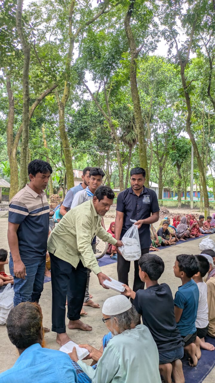 শহীদ রাষ্ট্রপতি জিয়াউর রহমান পরিবারের মঙ্গল কামনায় গরিব অসহায় মানুষের মাঝে খাবার বিতরণ