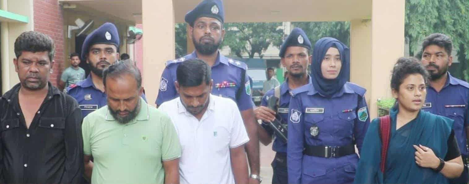 নওগাঁ ডিএমপি পুলিশের ইউনিফর্ম ডিবি জ্যাকেট পড়া মহিলাসহ ৪ জন ভুয়া পুলিশ আটক