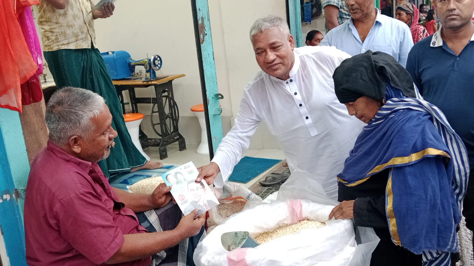 তারেক রহমানের ৩১ দফা বাস্তবায়নে কচুয়ায় লিফলেট বিতরণ করলেন বিএনপি নেতা ড. কাজী মনির