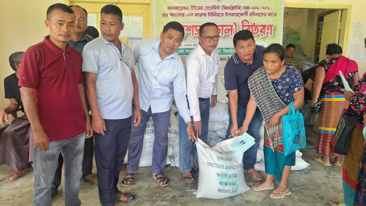 ফারুয়া ইউনিয়নে দুস্থ ও অসহায় (VWB) মহিলাদের ৩০ কেজি করে চাউল বিতরণ