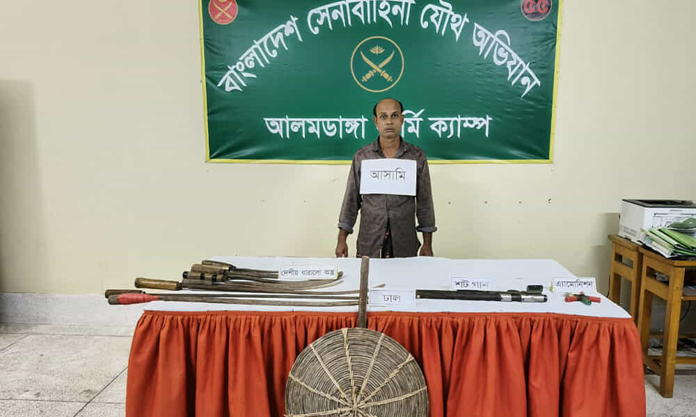 চুয়াডাঙ্গায় আগ্নেয়াস্ত্র ও গুলিসহ যুবক আটক