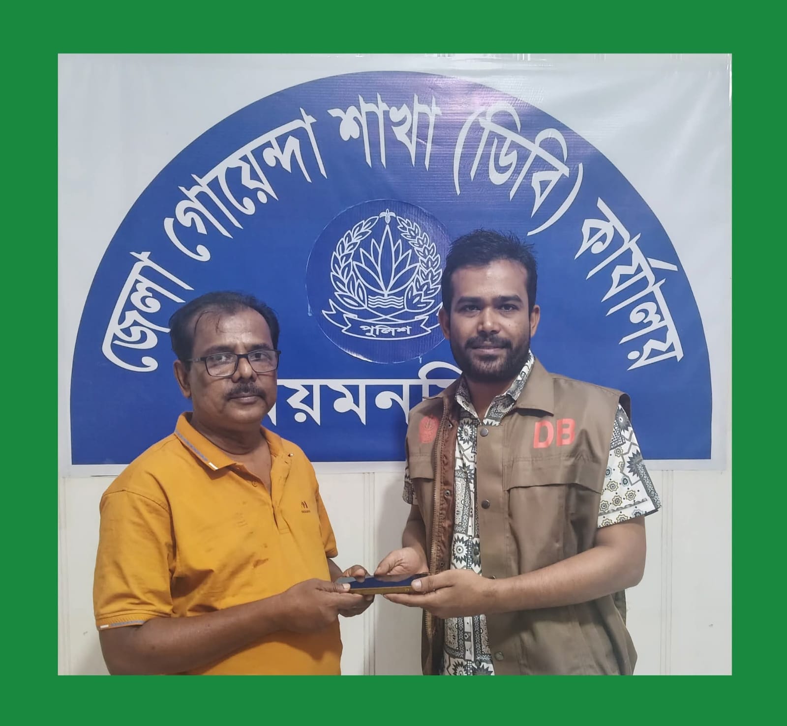 হারানো মোবাইল উদ্ধার করে মালিকের হাতে ফিরিয়ে দিলো ডিবি পুলিশ