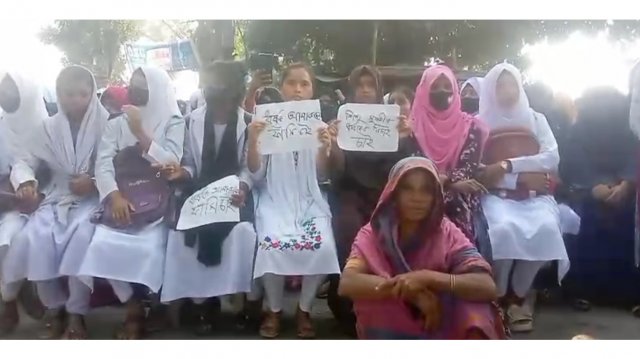 গাইবান্ধায় ৮ বছরের শিশু ধর্ষণ ! অভিযুক্তকে গ্রেপ্তারের দাবিতে সড়ক অবরোধ
