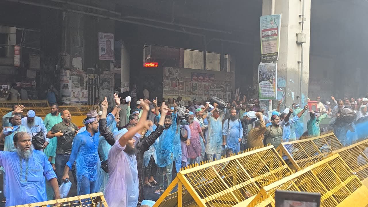 স্বতন্ত্র ইবতেদায়ী মাদ্রাসা শিক্ষকদের সচিবালয়ে ঢোকার চেষ্টা, জলকামান ও সাউন্ড গ্রেনেড নিক্ষেপ পুলিশের।
