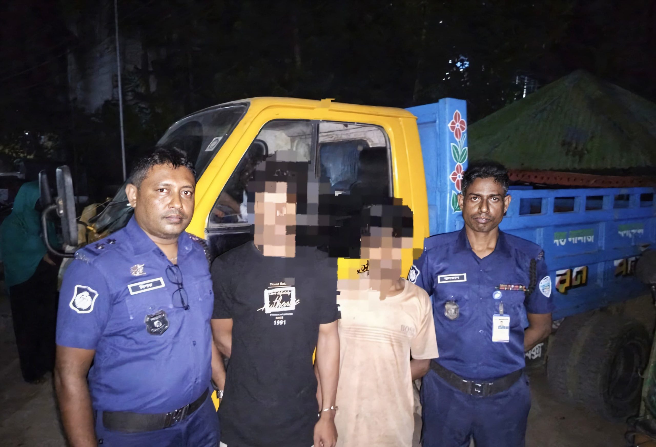 রামগড়ে গাড়ি চুরির ৪৮ ঘণ্টার মধ্যেই ট্রাকসহ দুই চোর গ্রেফতার
