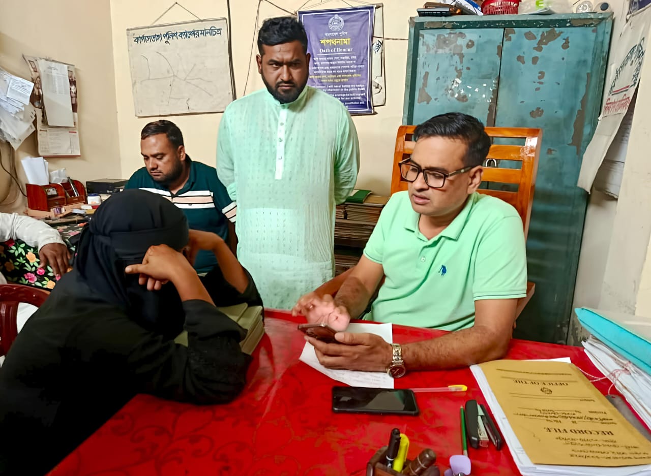 ইসলামী ব্যাংক এজেন্ট ম্যানেজারের বিরুদ্ধে ‘হানি ট্র‍্যাপ’: যুবতী আটক, জনতার হাতে সোপর্দ